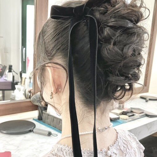黒いベルベットリボンを添えたアップスタイル