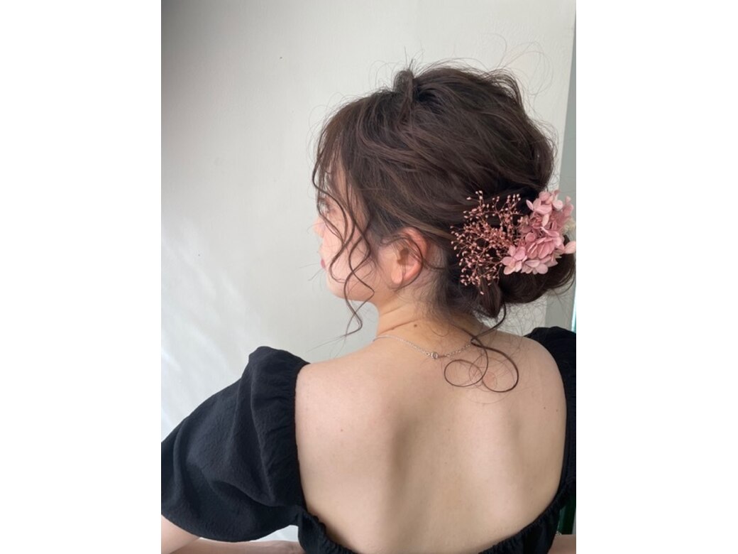 お花飾りを添えたアップスタイルのヘアセット